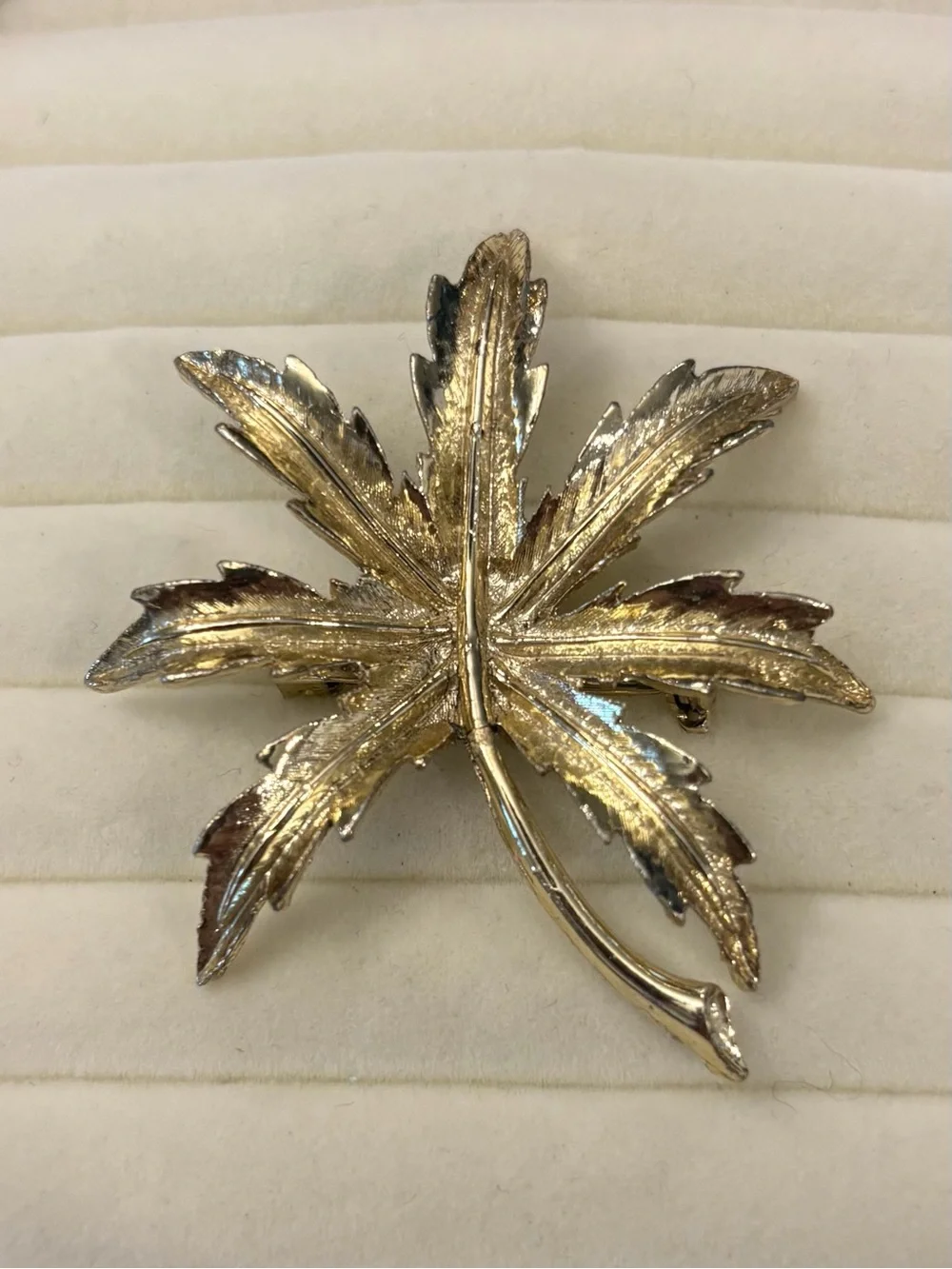 Leaf Brooch Jewelry Gold Tone Pin Nature Classic Elegant‎